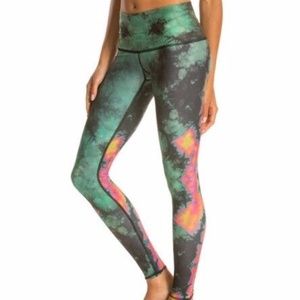 Teeki Yoga Leggings Hot Pant Medium Eagle Feather